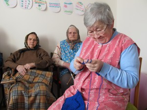 štrikujeme kocky, ktoré potom zošijeme na deku  